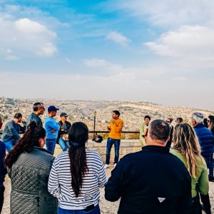 ארז לנדאו מדריך קבוצה בטיילת ארמון הנציב בירושלים באירוע חברה