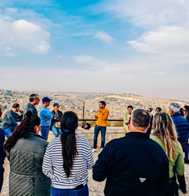 ארז לנדאו מדריך קבוצה בטיילת ארמון הנציב בירושלים באירוע חברה