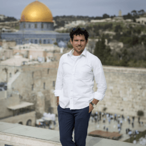 ארז לנדאו מורה דרך מול נוף ירושלים העתיקה