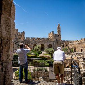 שני גברים אל מול חומות ירושלים